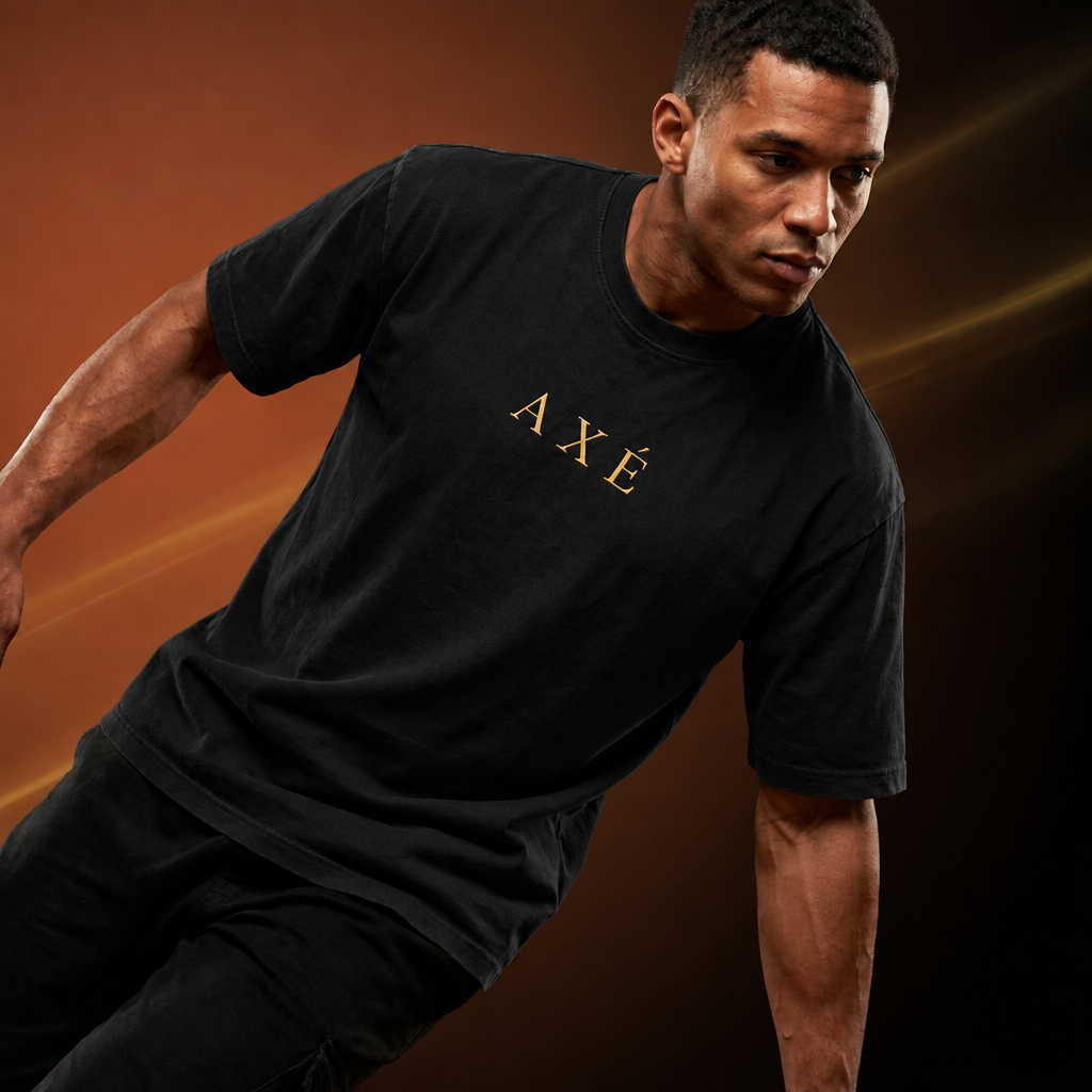Axé T-Shirt preta com bordado dourado — capa editorial