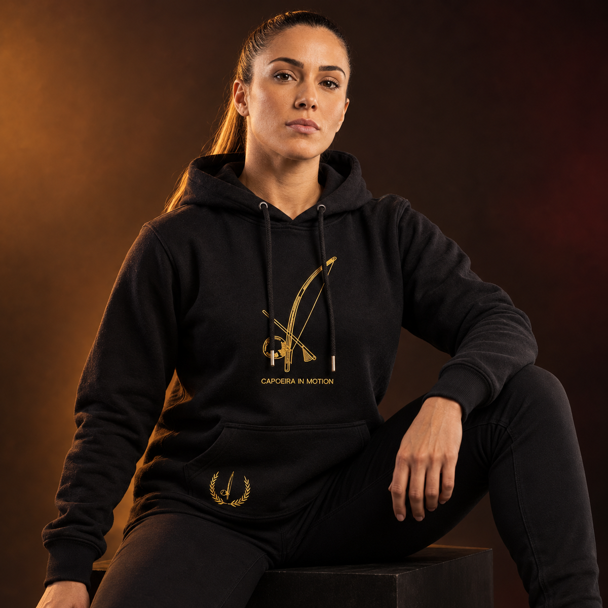 Berimbau Hoodie — capa editorial feminina