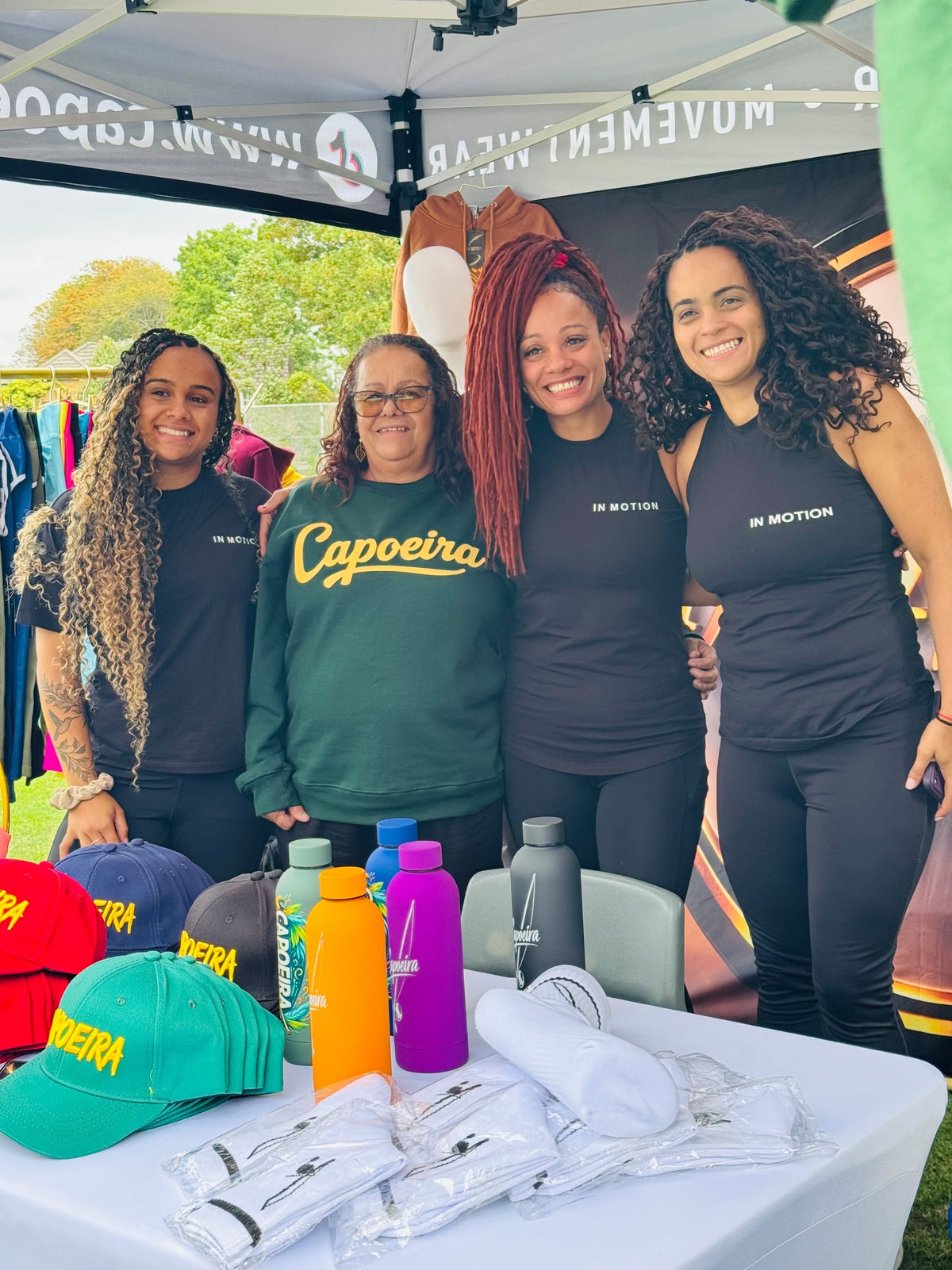 Equipe da Capoeira in Motion em evento com roupas e acessórios da marca
